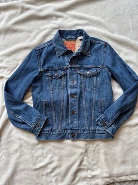 Levi's Medium Blue Denim Trucker Jacket-size XS (BNWT)